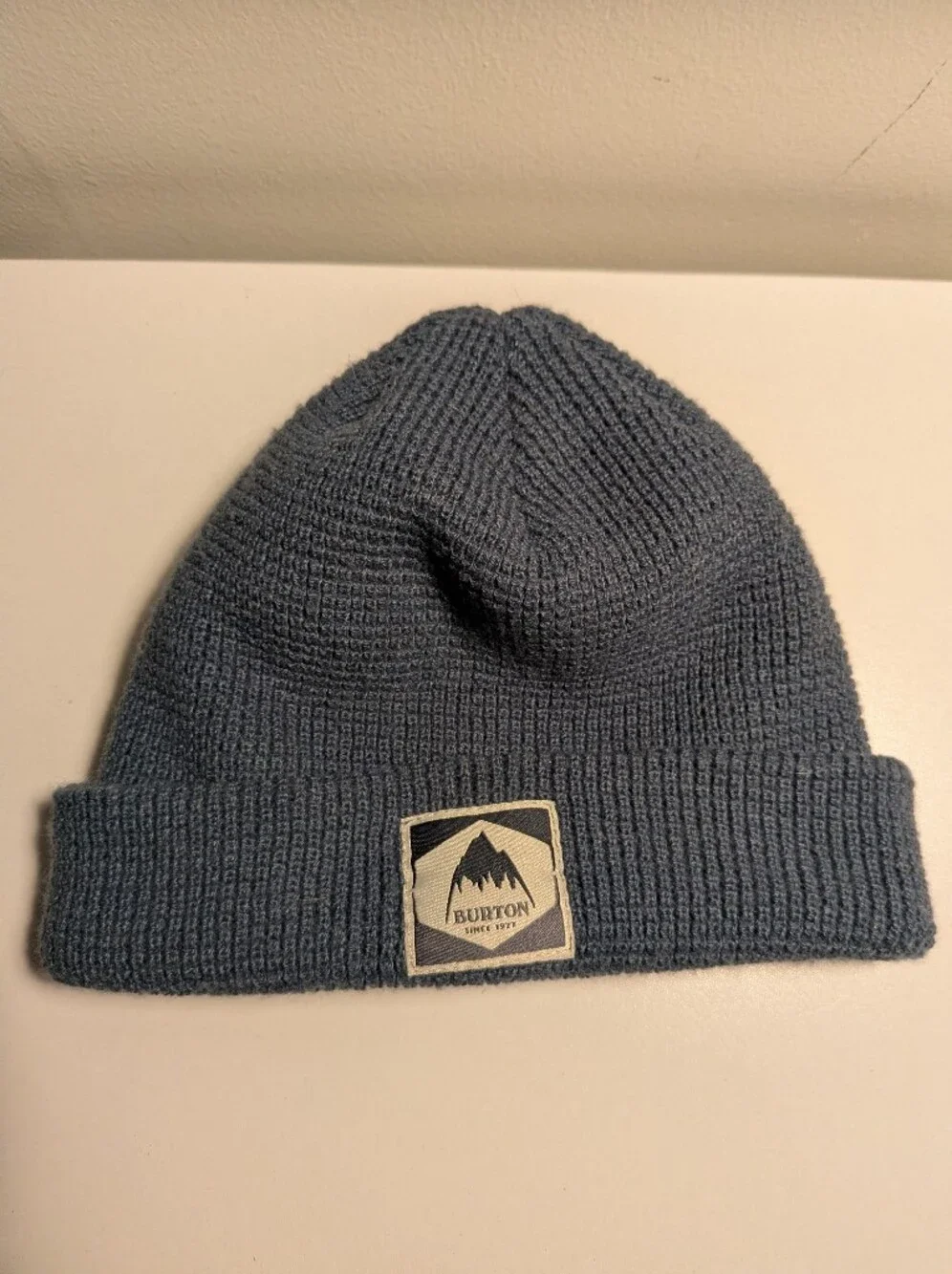 Burton Classic Blue Knit Cuffed Beanie Logo Patch Hat - Picture 1 of 2